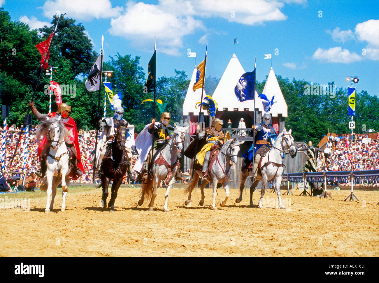 Chevaliers sur l'holding lance un drapeau en tournoi festival médiéval en Bavière Allemagne Kaltenberg Banque D'Images