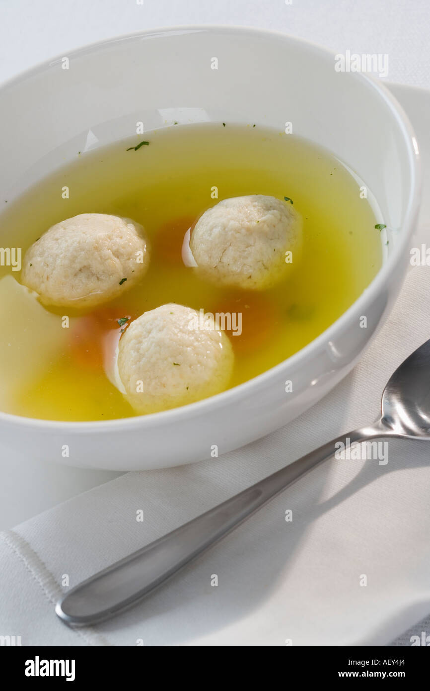 Close up de Matzah ball soup Banque D'Images