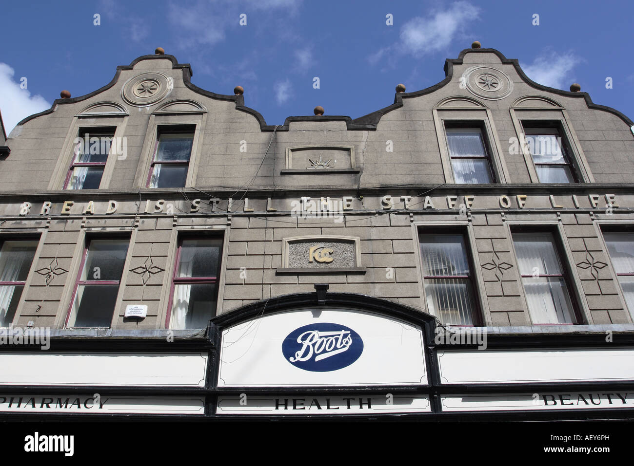 Façade de Boots chemist Wexford avec message Pain est toujours le personnel de la vie Banque D'Images