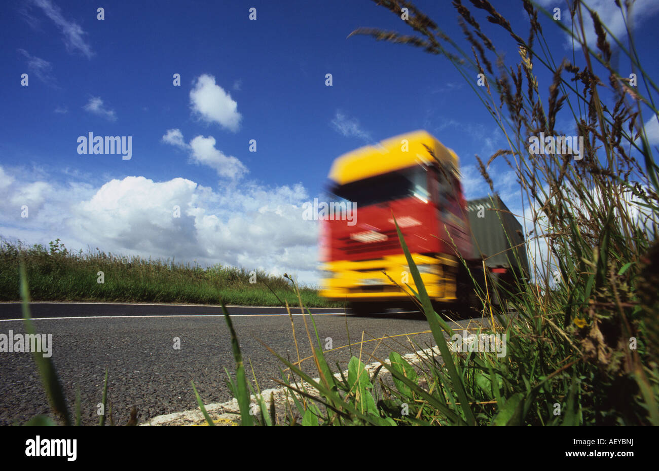 Vue vers de camion circulant le long de routes de campagne, UK Banque D'Images