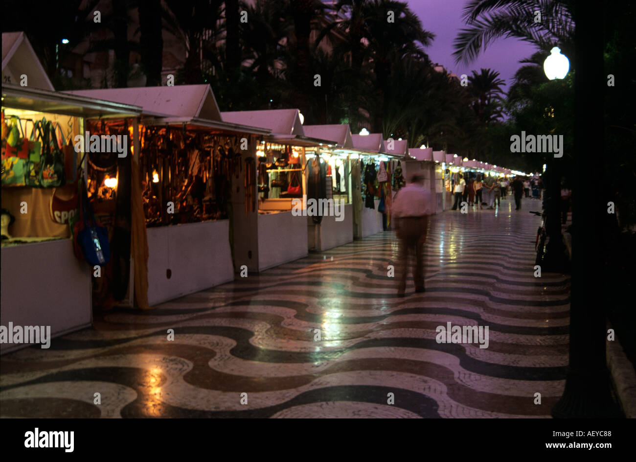 Au marché de nuit Alicante Photo Stock - Alamy