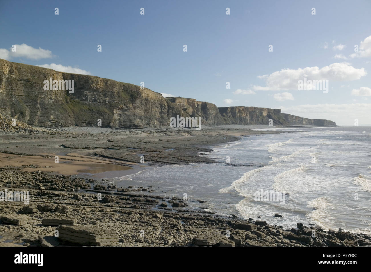 Falaises et plage près de Dunraven Bay au Pays de Galles Banque D'Images