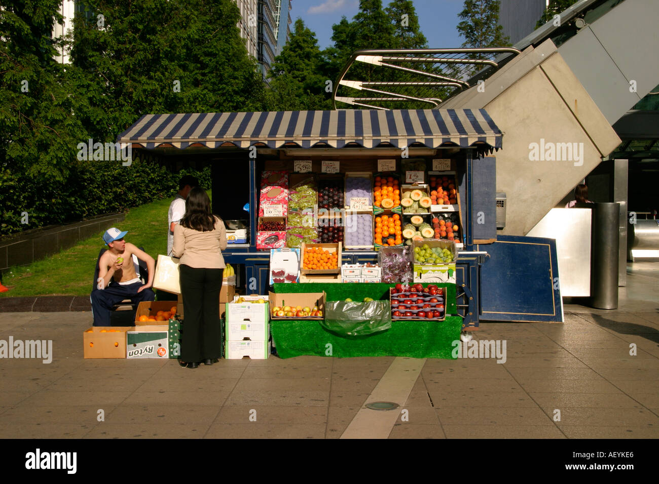 Kiosque de fruits près de la station de métro Canary Wharf London UK Banque D'Images