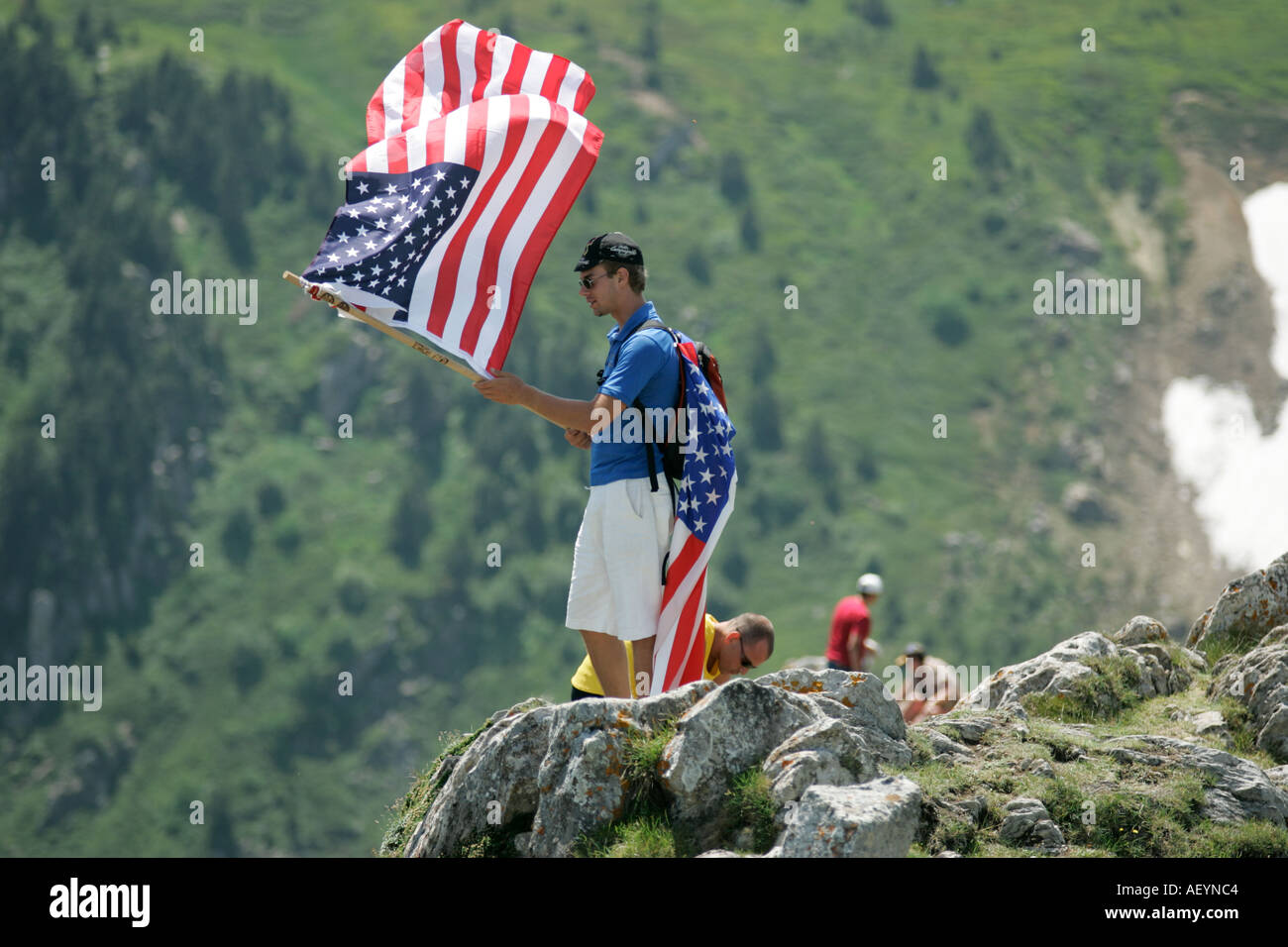 American Lance Armstrong Fans attendre dans les Pyrénées pour leur héros Banque D'Images