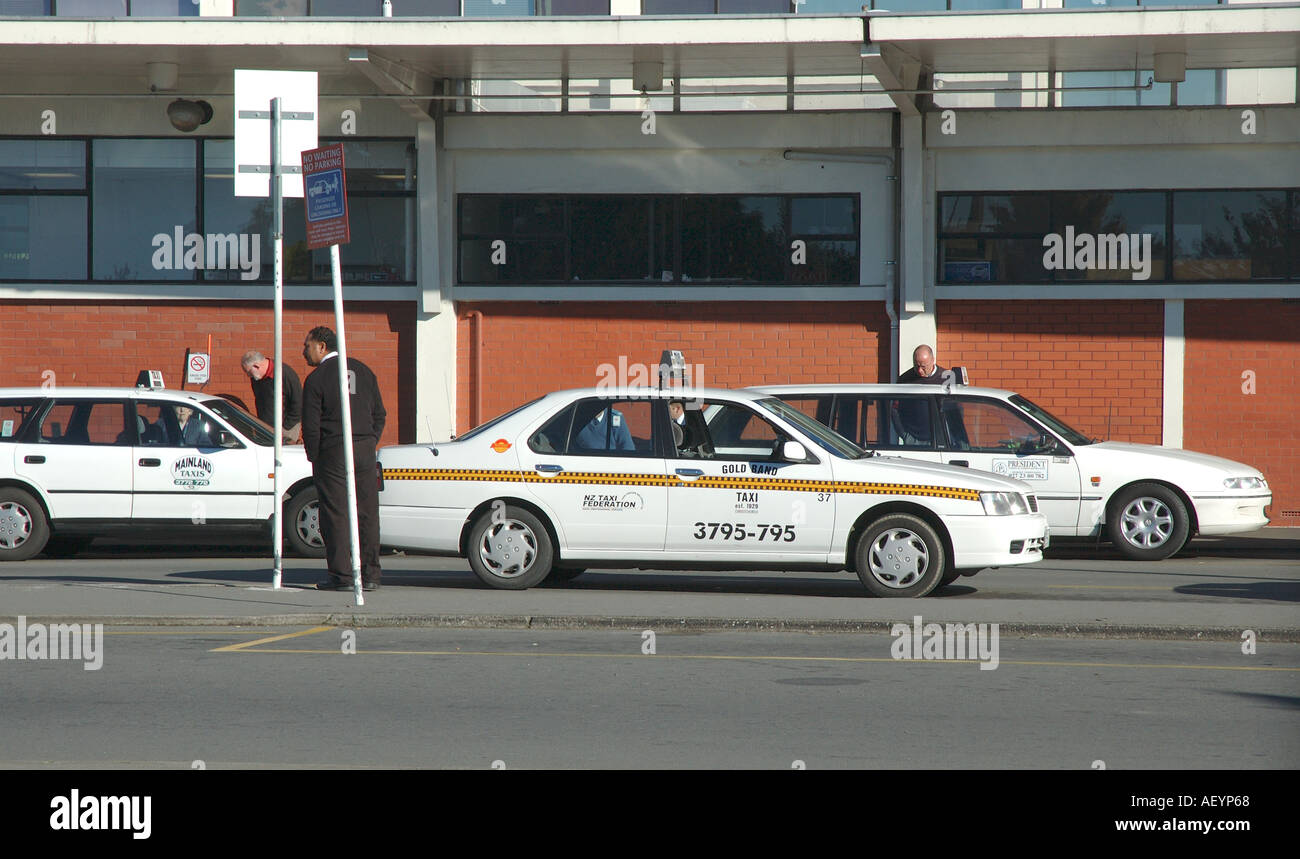 Taxi blanc à l'aéroport de Christchurch Banque D'Images