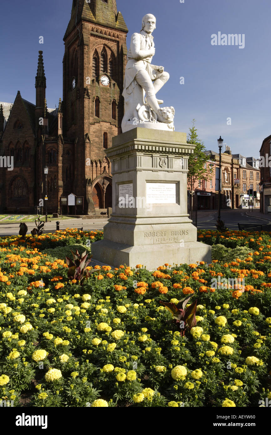 Statue de Robert Burns Dumfries avec derrière l'église de Greyfriars Banque D'Images