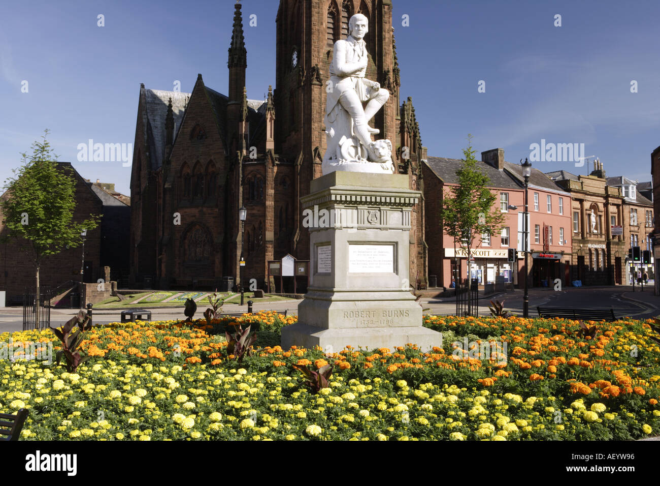 Statue de Robert Burns Dumfries avec l'église de Greyfriars Banque D'Images