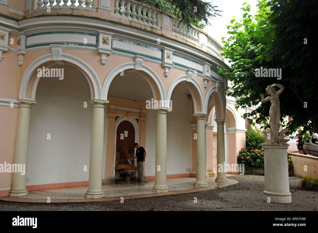 Evian, source de l'eau pour les sections locales pour collecter des eaux minérales d'Evian, Evian, Haute-Savoie, France Banque D'Images