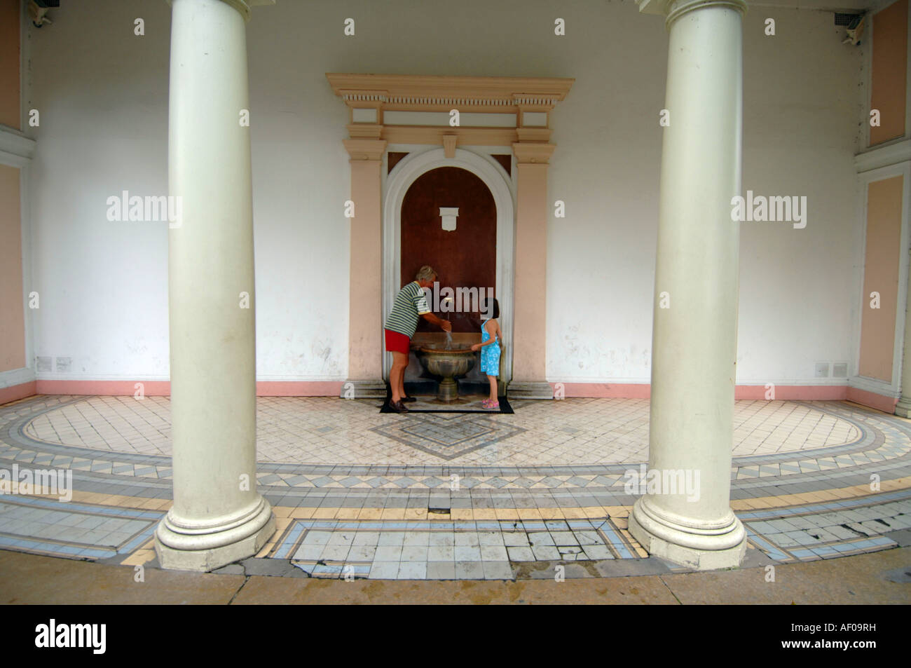 Evian, source de l'eau pour les sections locales pour collecter des eaux minérales d'Evian, Evian, Haute-Savoie, France Banque D'Images
