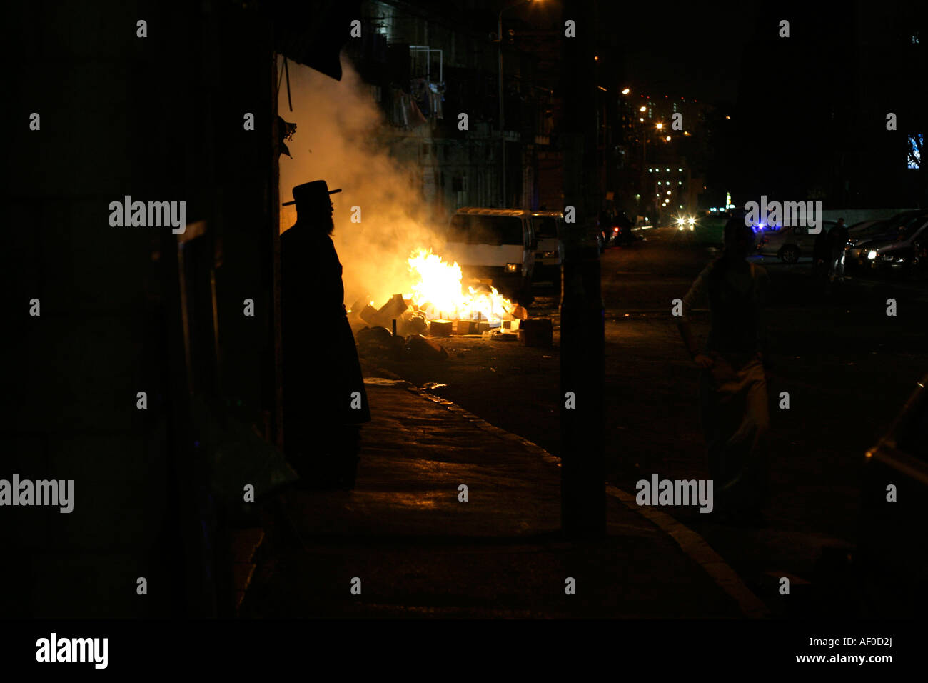 Silhouette de juif hassidique debout devant des feux anti-émeute Jérusalem israël Banque D'Images