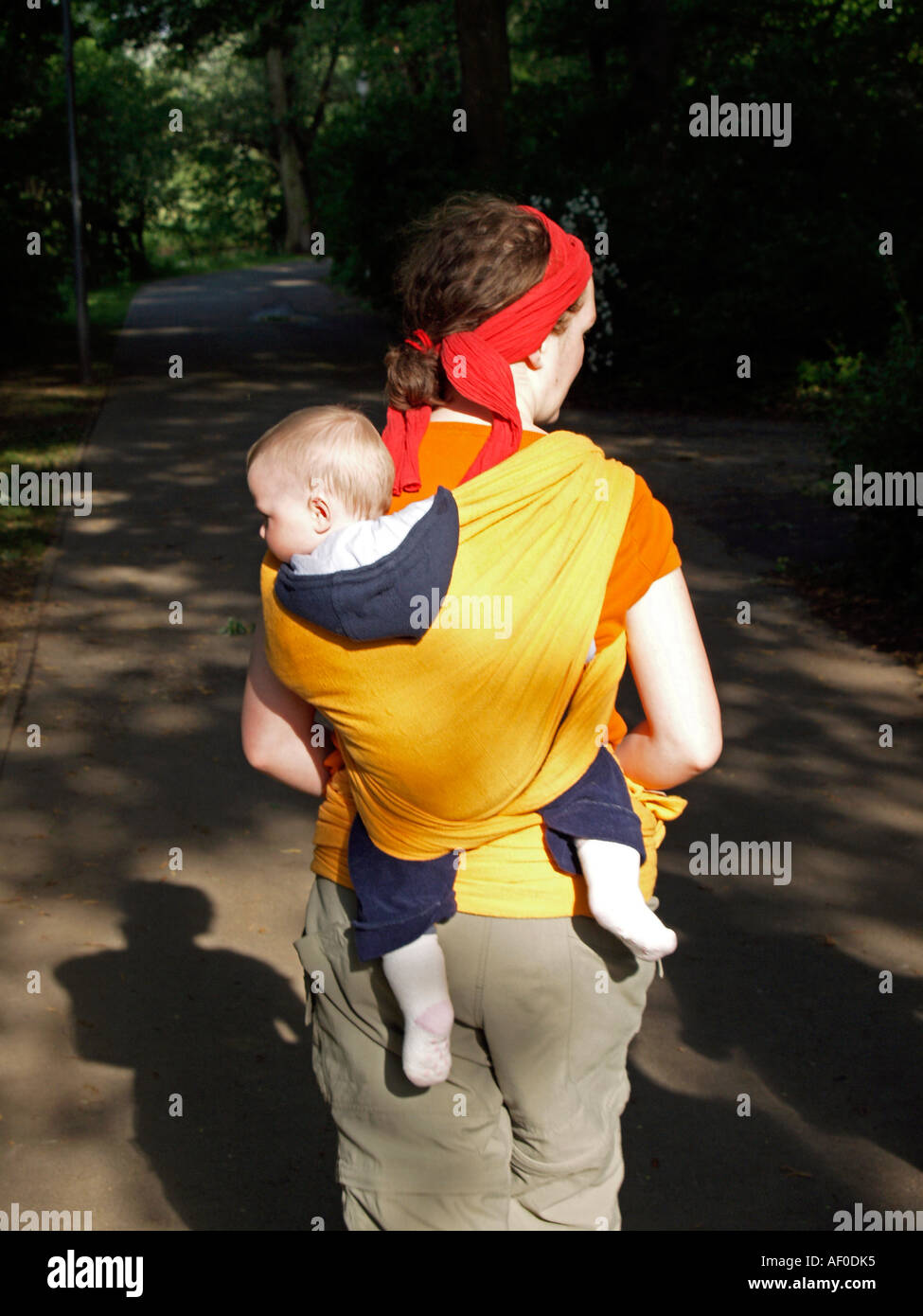Femme Porter Enfant Dos Echarpe Banque D Image Et Photos Page 3 Alamy Femme Porter Enfant Dos Echarpe Banque D Image Et Photos Page 3 Alamy