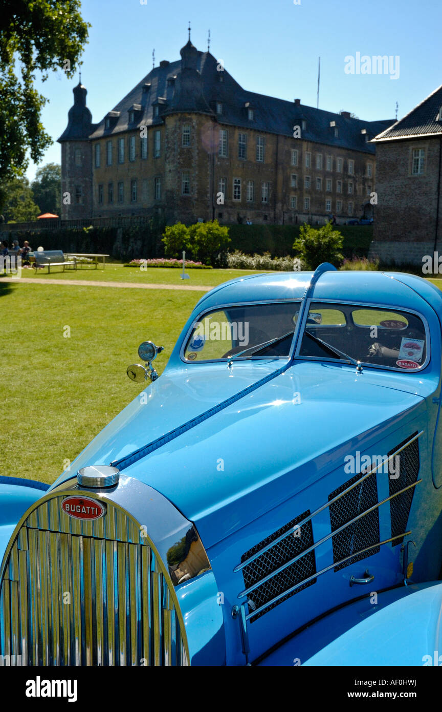 Bugatti replica voiture classique à l'extérieur grande maison de campagne. Banque D'Images