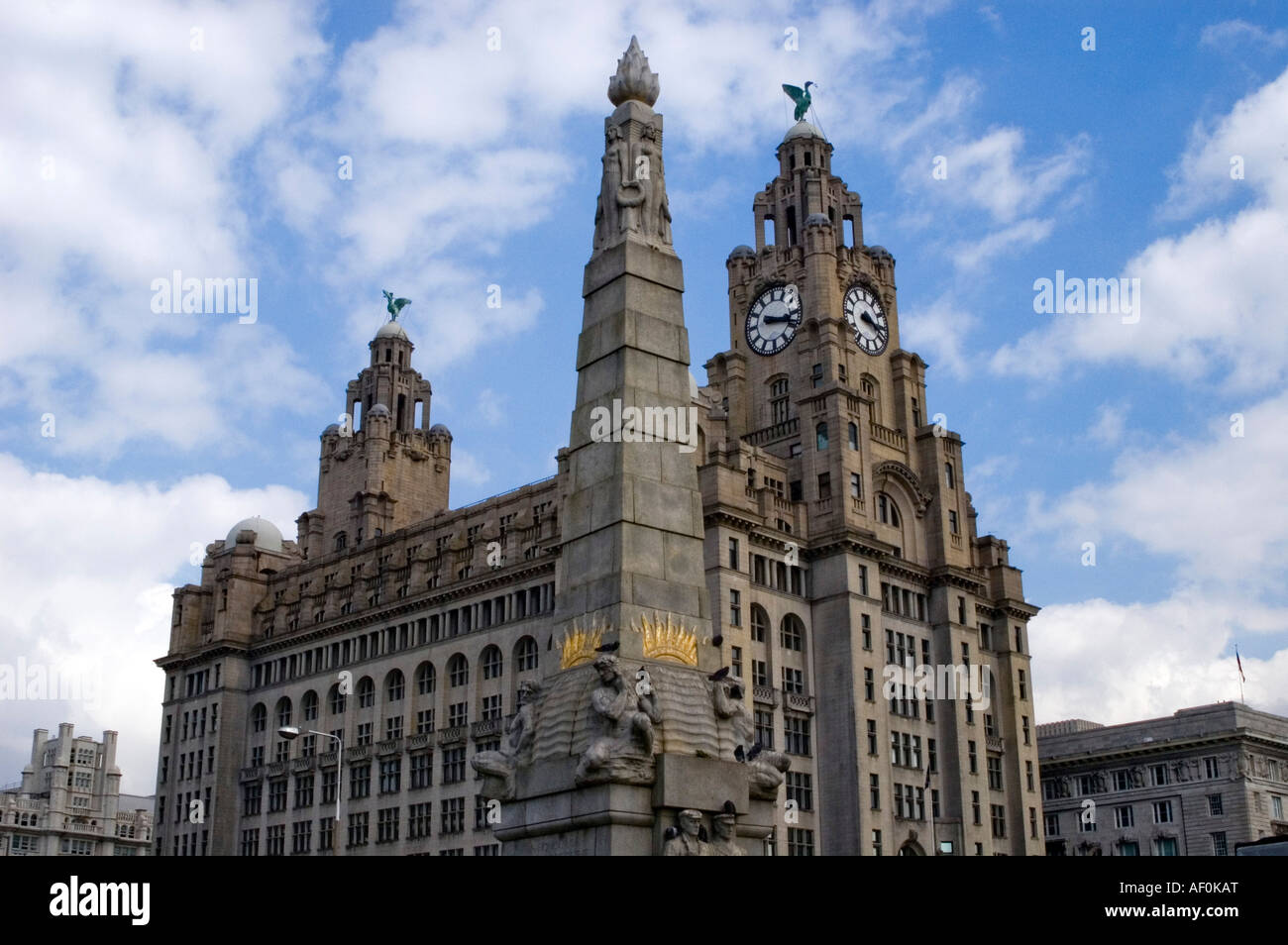 Monument aux marins et Royal Liver Building, Liverpool Banque D'Images