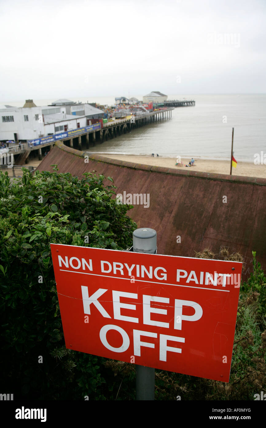 Peinture à séchage non garder Off panneau d'avertissement près de la jetée, Clacton On Sea, Essex, Angleterre, RU Banque D'Images