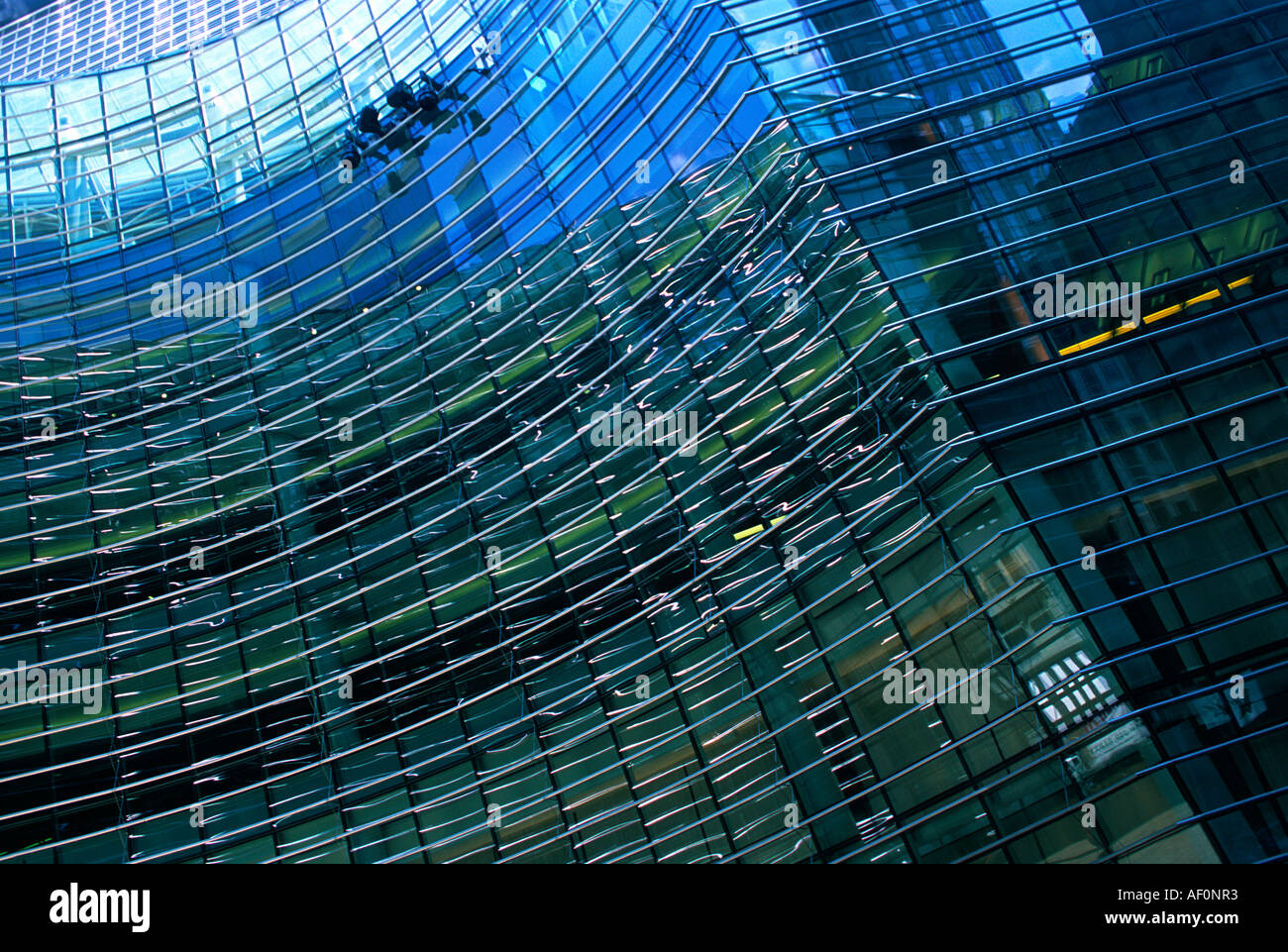 La Bloomberg Tower un bâtiment de bureau circulaire en verre. Détail de la façade du gratte-ciel à Midtown Manhattan, New York. Banque D'Images