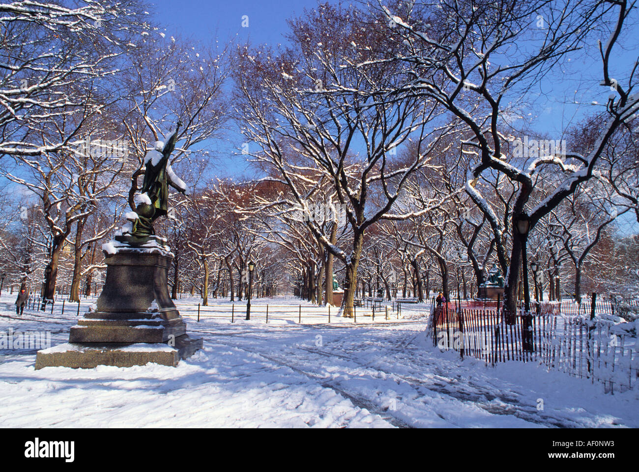 New York City Central Park paysage en hiver neige le statue de la promenade de christophe colomb sur la promenade littéraire conçue par Olmsted et Vaux Banque D'Images