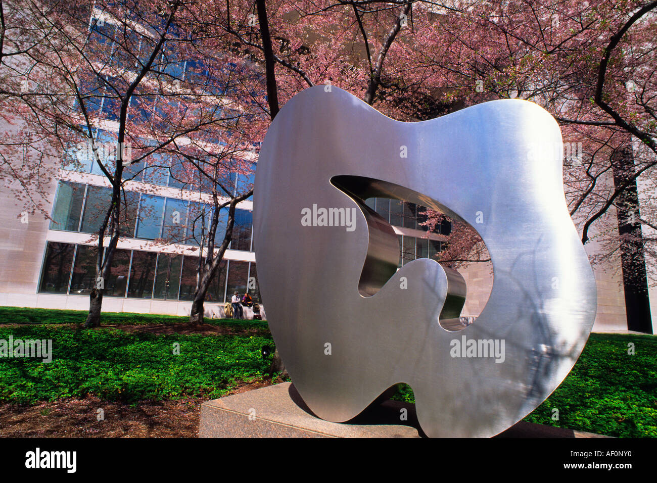 USA Washington DC l'aile est de la National Gallery of Art Architecte I M Pei Sculpture par Juan Oriform Arp Banque D'Images