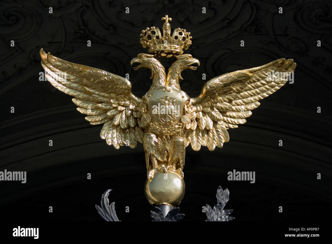 L'aigle à double tête sur les portes des palais d'hiver St Petersburg Russia Banque D'Images