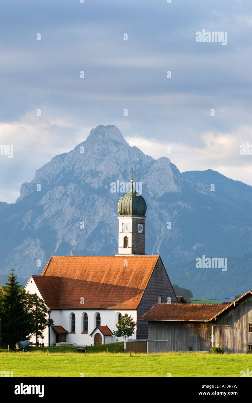 L'architecture classique de la petite église de Bavière et les Alpes d'Allgau région au début de matinée, Speiden, Allemagne Banque D'Images