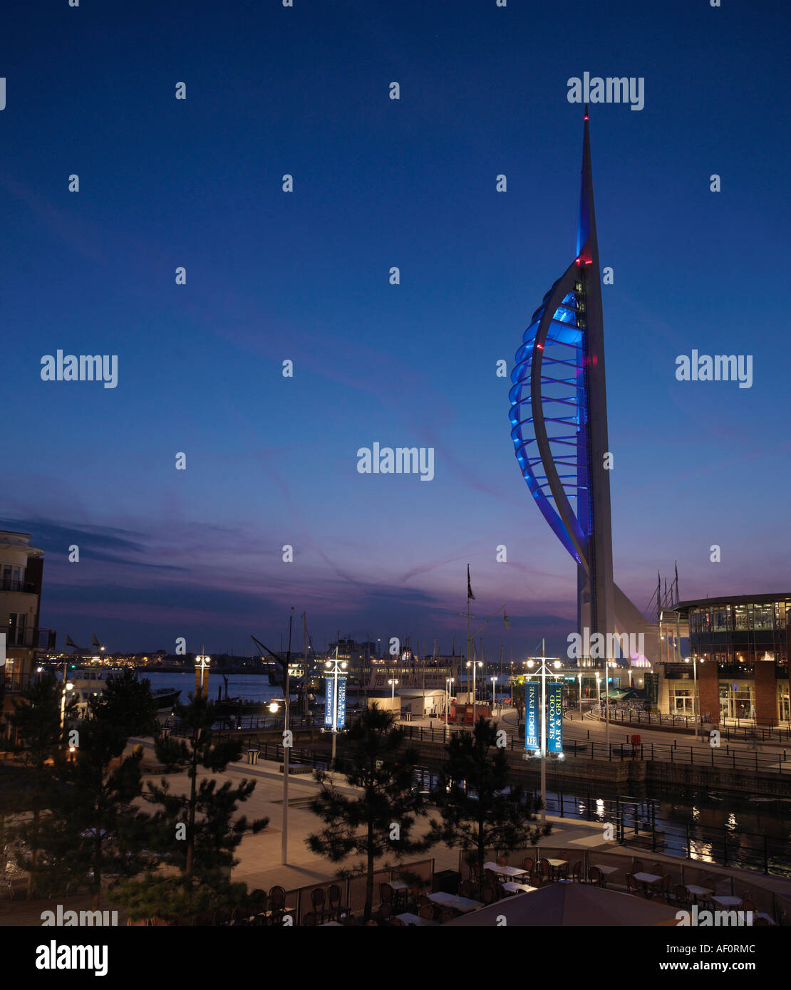 Spinaker Tower à GUNWHARF QUAYS Portsmouth Portsmouth Harbour au crépuscule England UK Banque D'Images