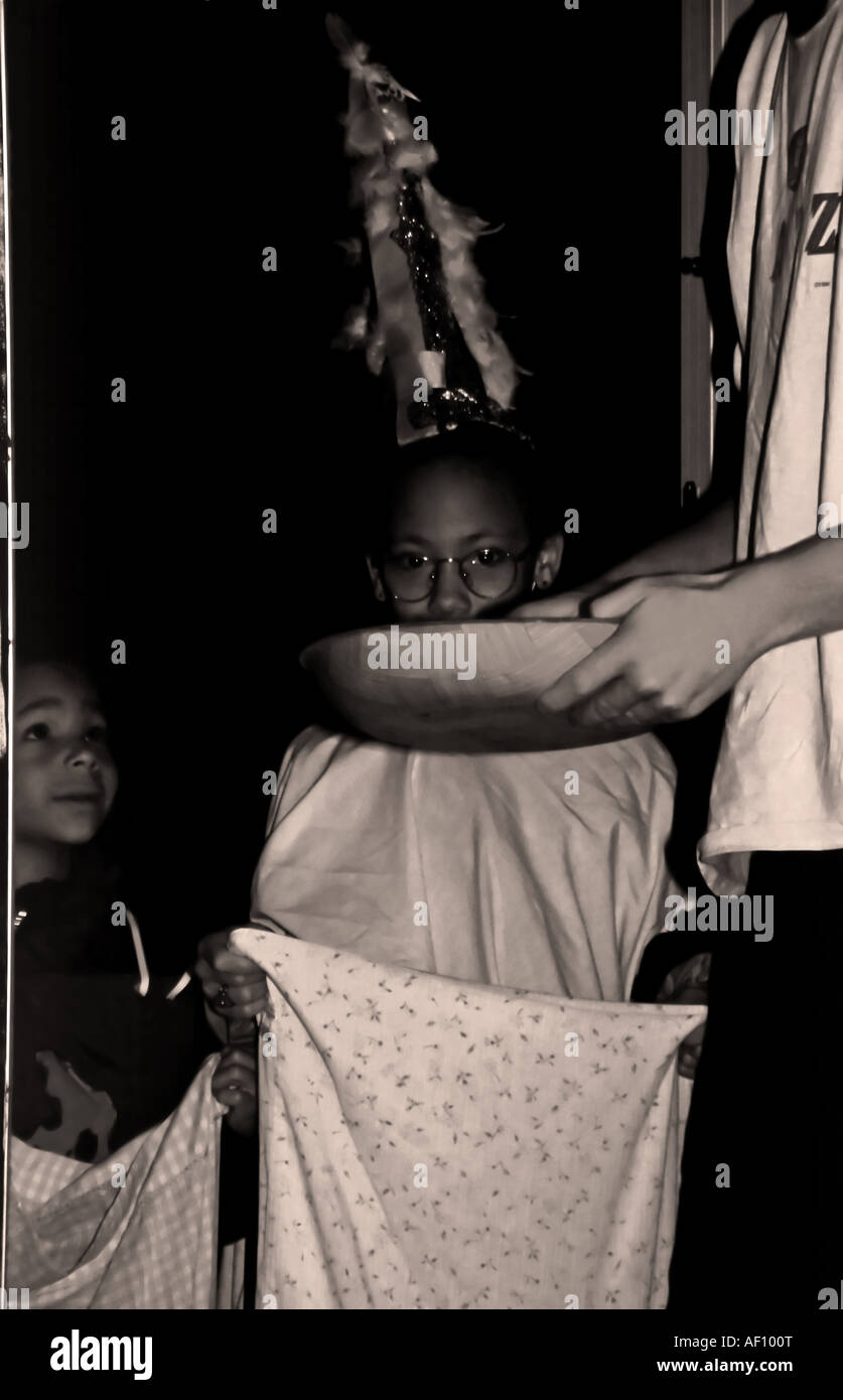 Un soir de l'Halloween, j'ai décidé d'enregistrer la variété de suivre pour les jeunes qui sont venus à notre porte, dans l'Utah, USA. Banque D'Images