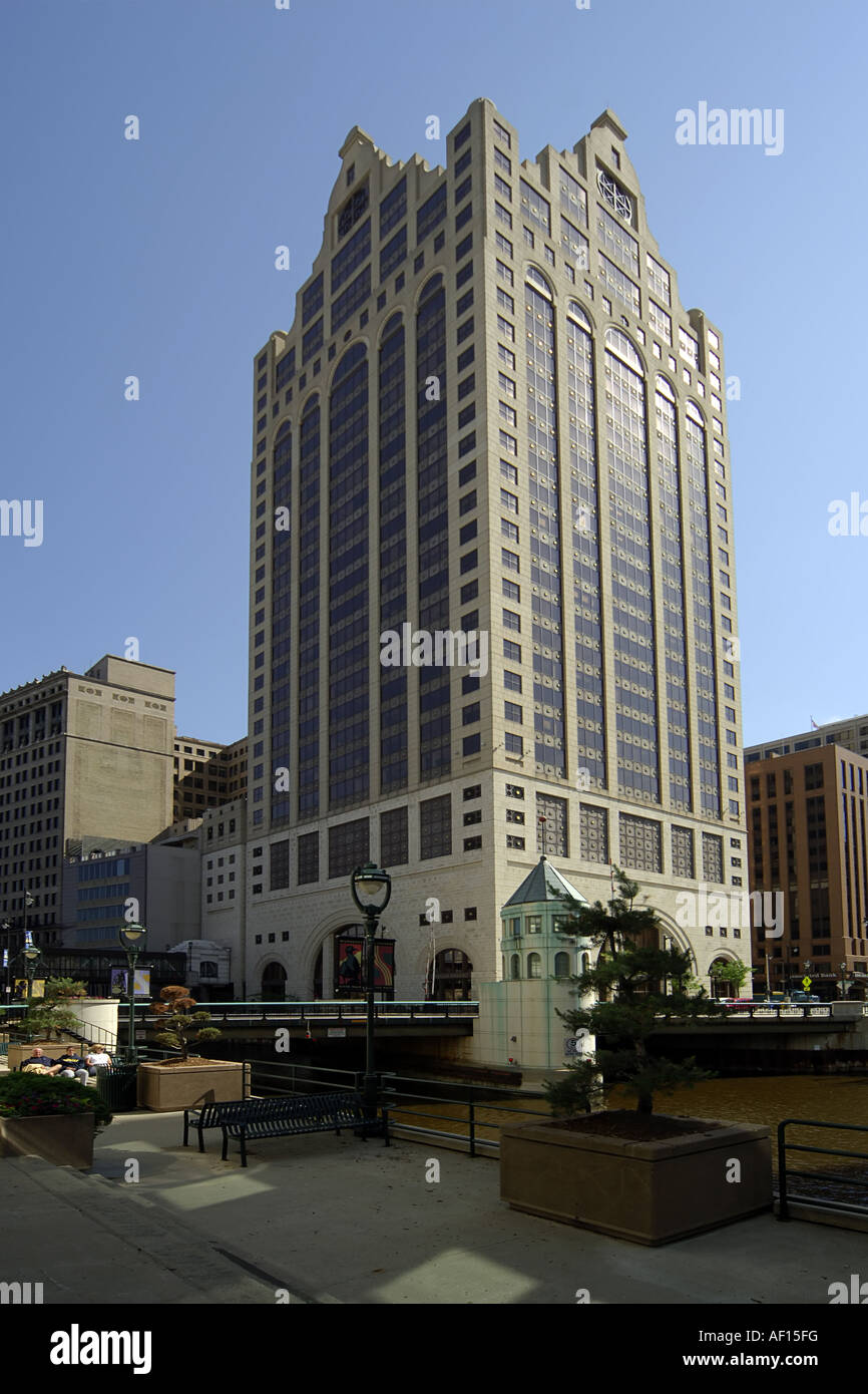 Le centre-ville de Milwaukee fendu en deux par la rivière Milwaukee Wisconsin WI Banque D'Images