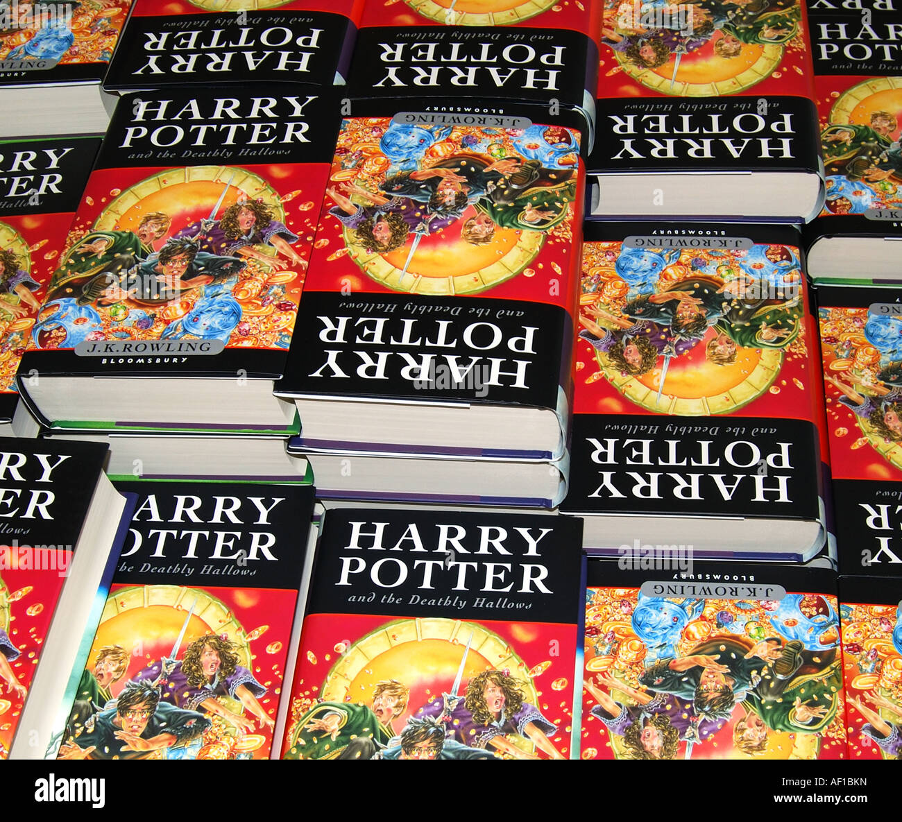 Tas de nouveaux livres de Harry Potter, W.H.Smith, Staines-upon-Thames, Surrey, Angleterre, Royaume-Uni Banque D'Images