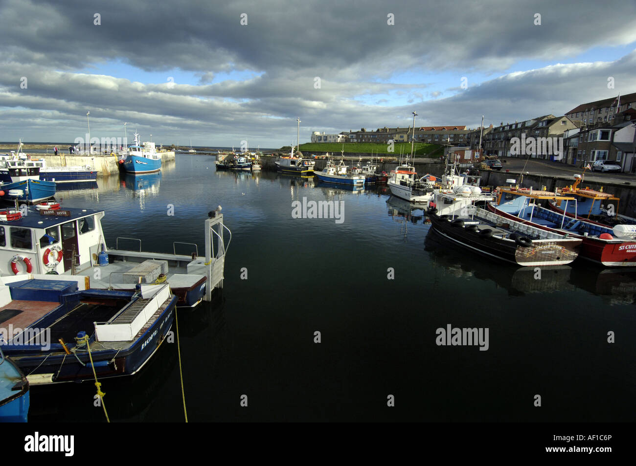 Village de seahouses Harbour au nord de la côte de Northumberland et désigné l'endroit d'une beauté naturelle Banque D'Images