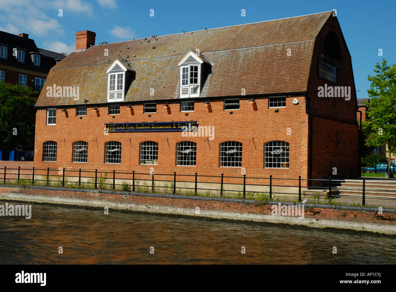 Le Loch Fyne Restaurant de fruits de mer rénové dans immeuble en briques orange à côté de Kennet and Avon Canal dans le centre-ville de Reading Banque D'Images