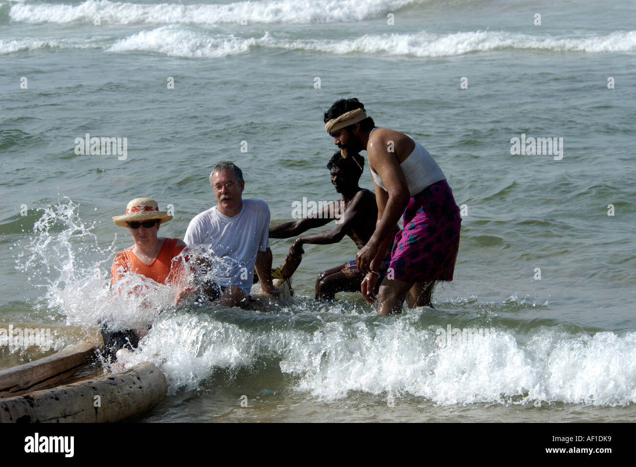 Les touristes et les pêcheurs locaux sur CATAMRAN À CHOWARA BEACH PRÈS DE KOVALAM Banque D'Images