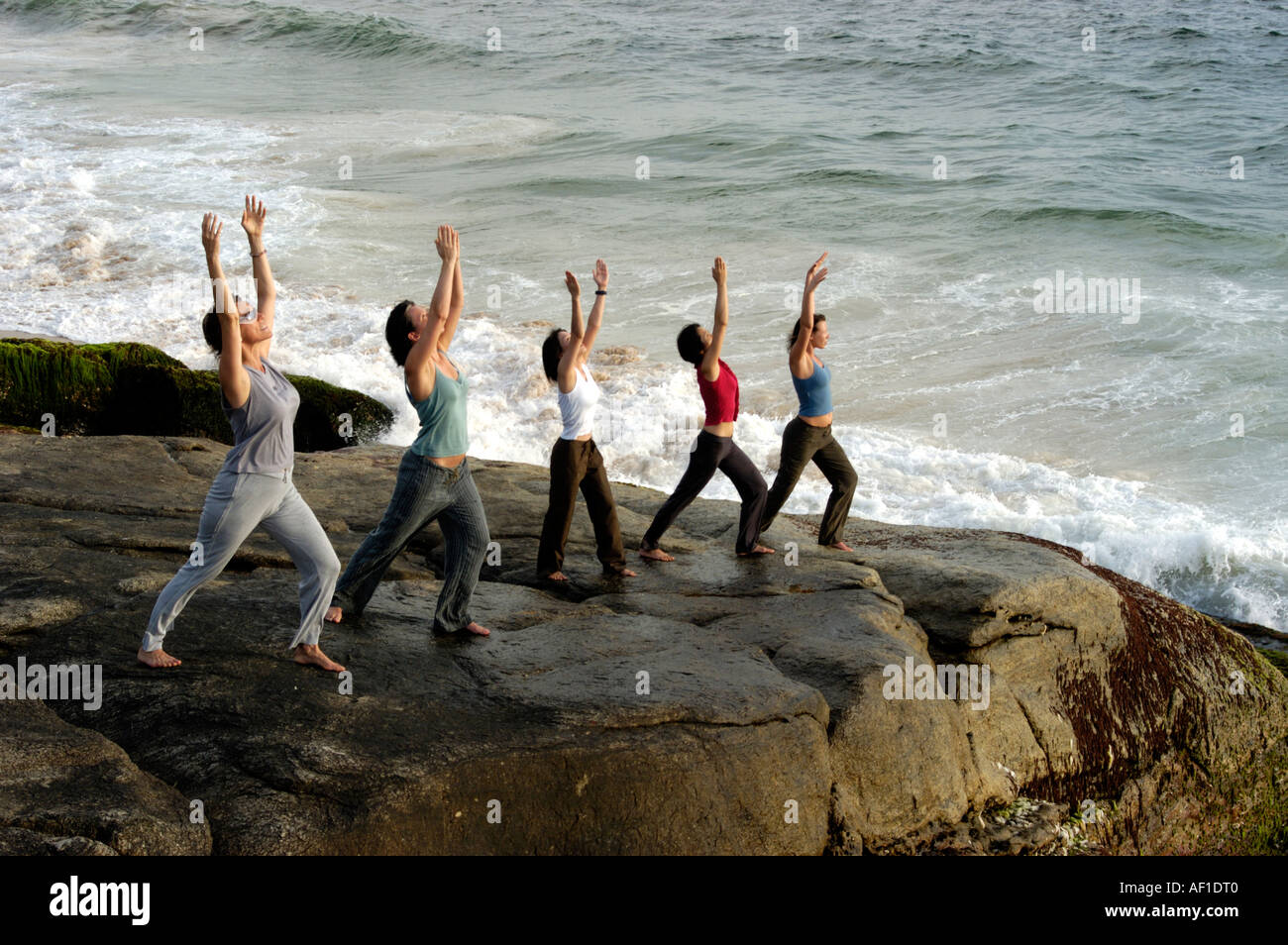 Faire du yoga dans PULINGUDI BEACH À KOVALAM TRIVANDRUM Banque D'Images