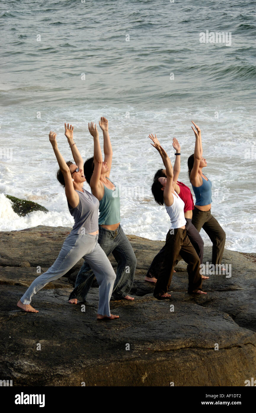 Faire du yoga dans PULINGUDI BEACH À KOVALAM TRIVANDRUM Banque D'Images