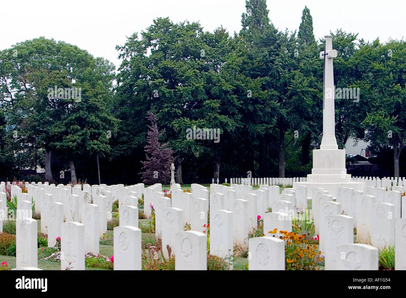Servicemens et tombes des soldats alliés Croix du sacrifice Ranville Cemetery Normandie France Banque D'Images