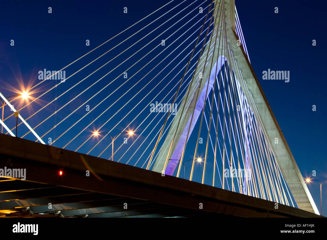 Pont Zakim Boston sur la Charles River au coucher du soleil ou au crépuscule Banque D'Images