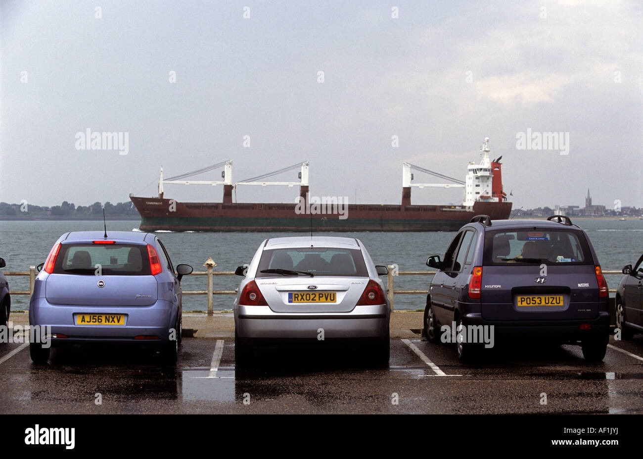 Voitures garées sur le point d'observation sur le port de Felixstowe, Suffolk, UK. Banque D'Images