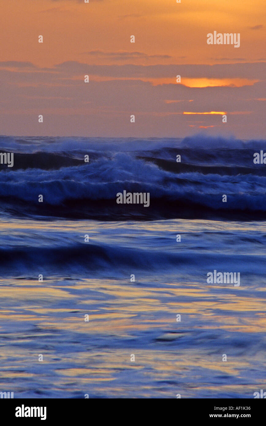 Coucher de soleil sur l'océan Pacifique à l'aire de loisirs d'état de Hug Point sur la côte de l'Oregon USA Banque D'Images