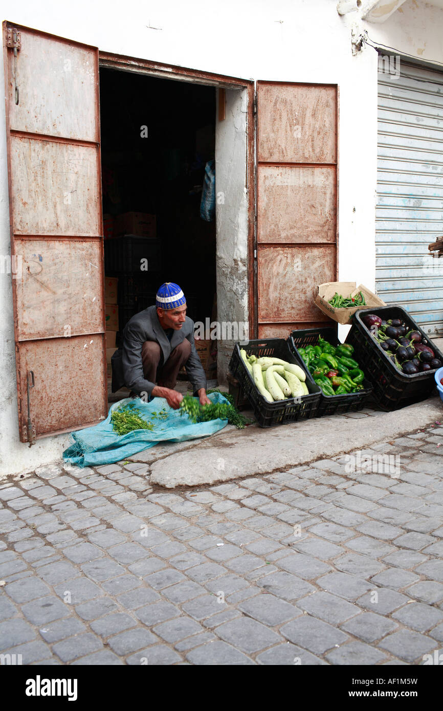 Vendeur d'épicerie dans la médina d'Azemmour au Maroc près d'El Jadida Banque D'Images