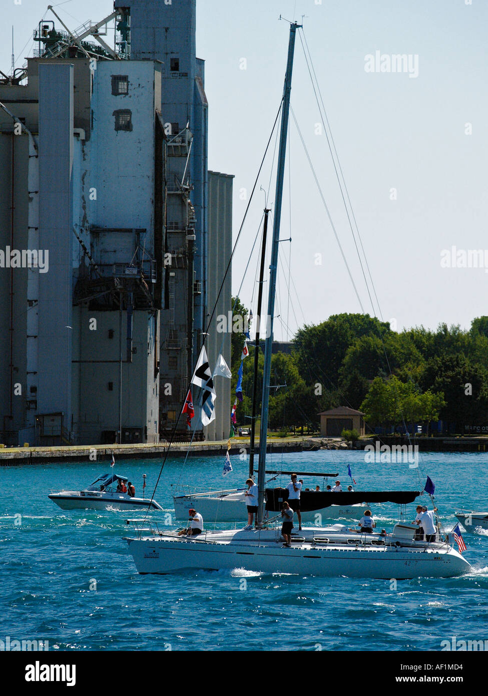 Voilier de course dirigé vers la ligne de départ de la 2005 à Port Huron course Mackinc Port de Sarnia dans l'arrière-plan Banque D'Images