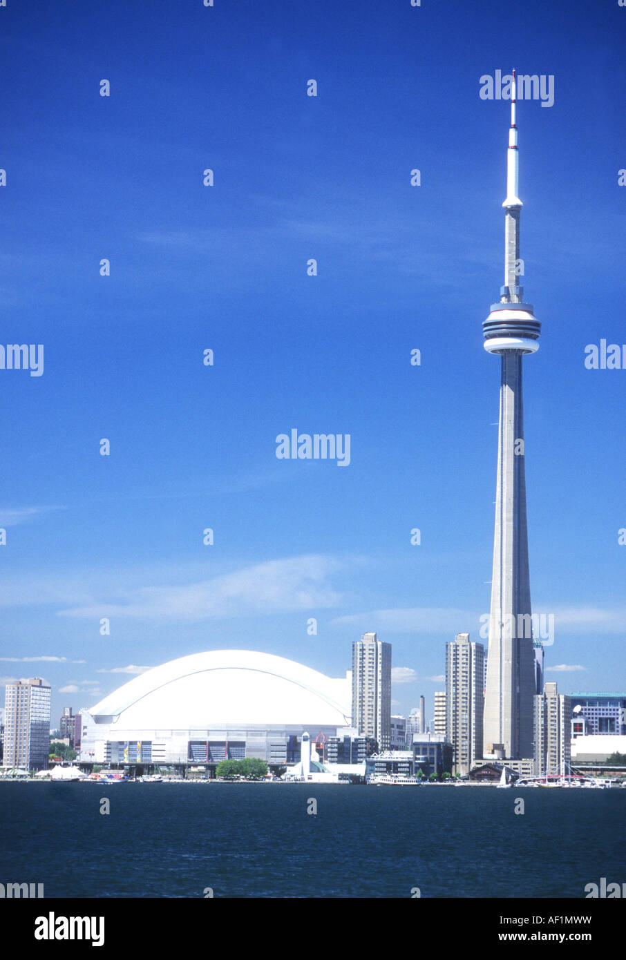 Tour de CNN et du Skydome sont des repères dans la ville canadienne de Toronto Banque D'Images