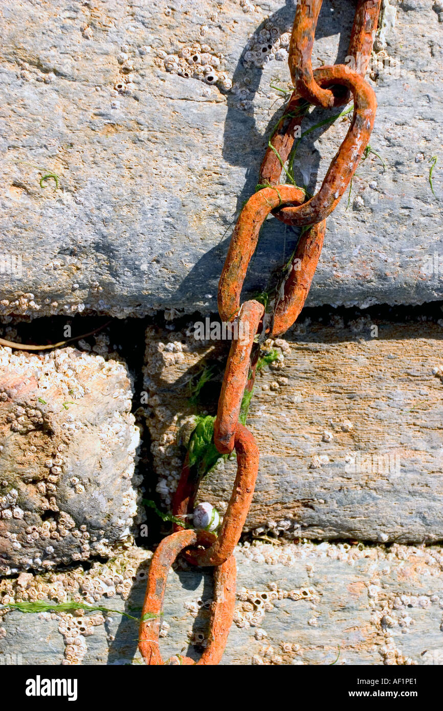 Abandonné les chaînes sur les rochers de pier Banque D'Images