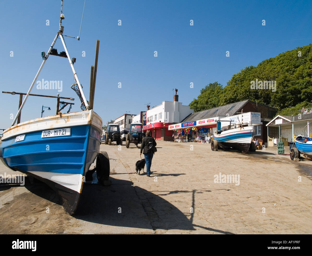 Coble Carr à Filey, North Yorkshire UK, montrant que les bateaux de pêche typiques de coble sont lancées à partir de la plage. Banque D'Images