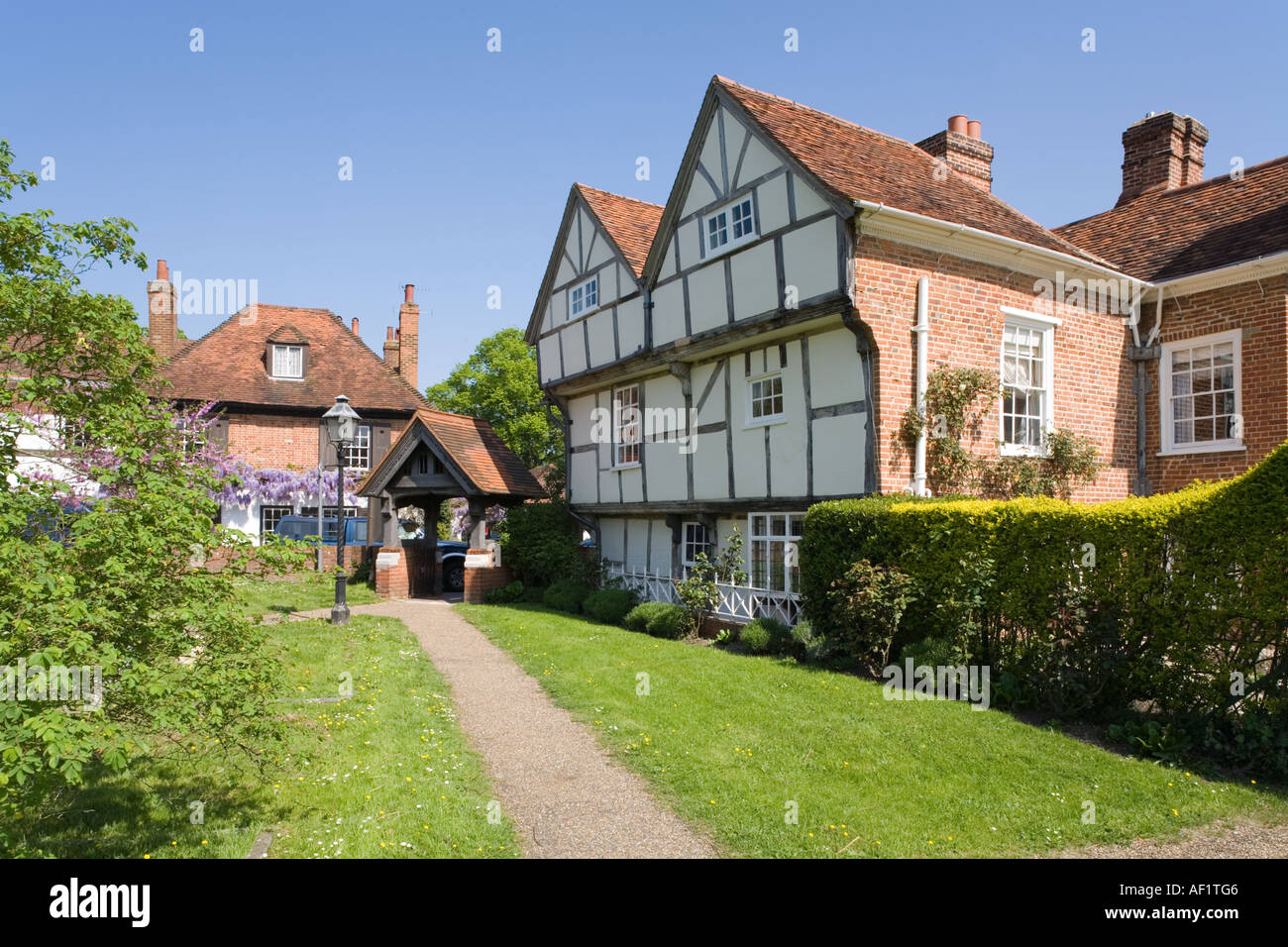 Maison de style de l'église (vers 1432, reconstruite à partir de 1624) le cimetière, Cobham, Surrey Banque D'Images