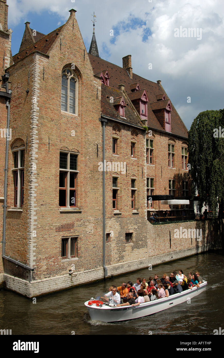 Les touristes de prendre une croisière sur le canal de Bruges, Belgique Banque D'Images