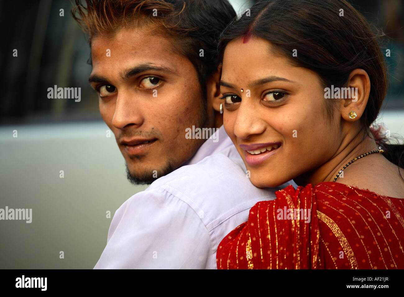 Jeune couple indien attrayant sur une moto, Pune, Inde Banque D'Images