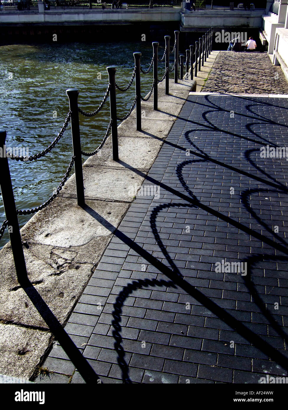 Couple assis à côté de Tamise Londres Banque D'Images