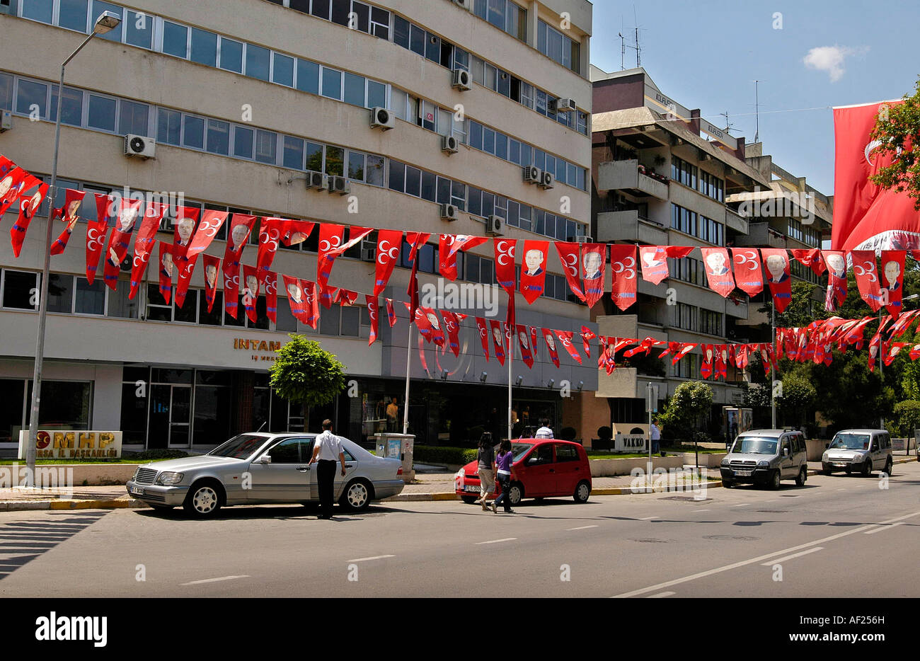 Bâtiments modernes et campagne électorale, les drapeaux de Cekirge, Bursa, Turquie Banque D'Images