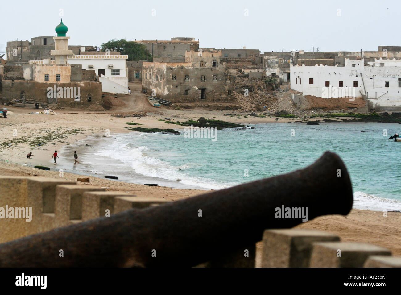 Cannon et village côtier au cours de la campagne Kharif ou Mousson d'Oman Le sud d'Oman Banque D'Images