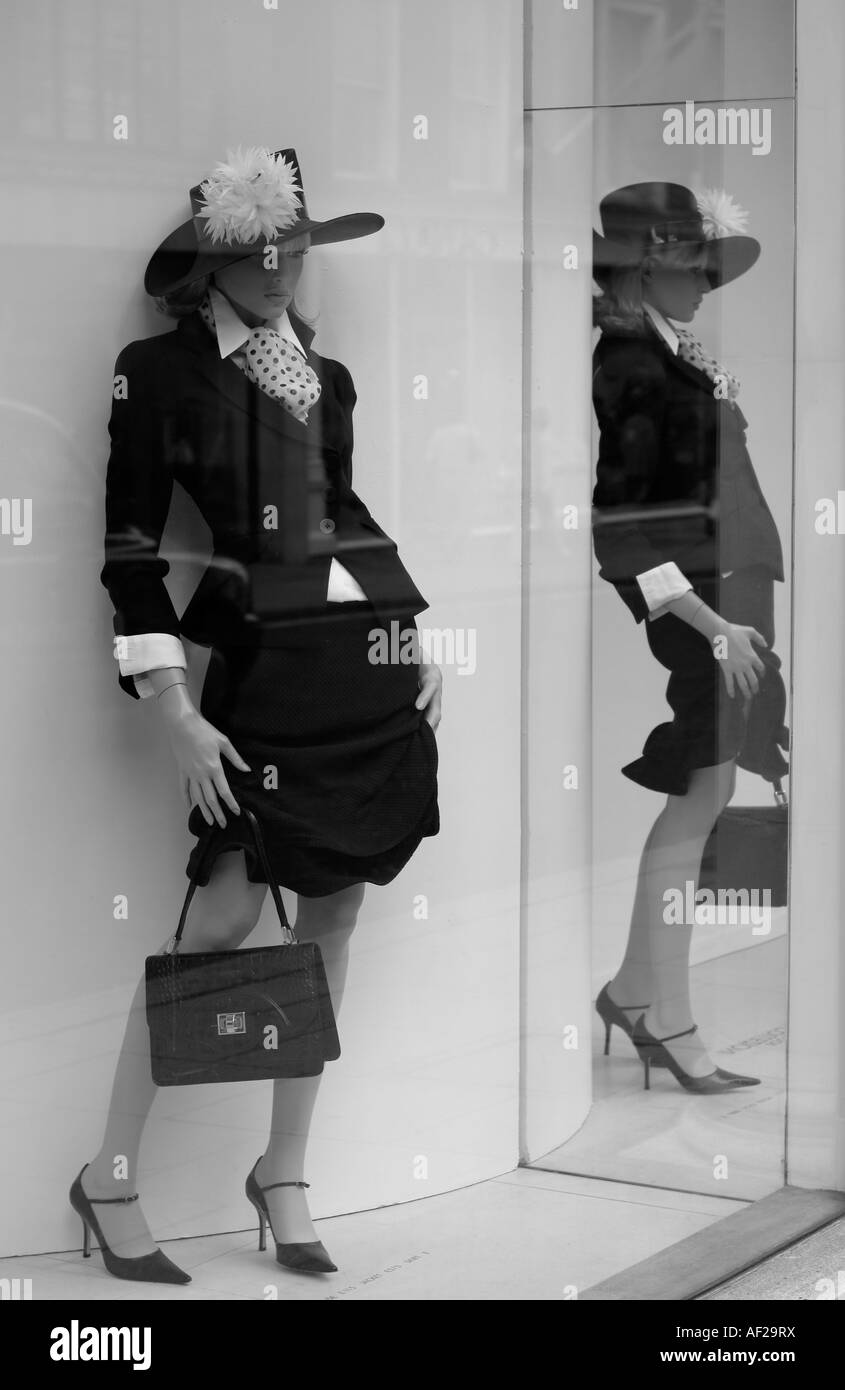 Sur l'affichage dans la fenêtre d'un mannequin de boutique de mode de Londres West End Banque D'Images