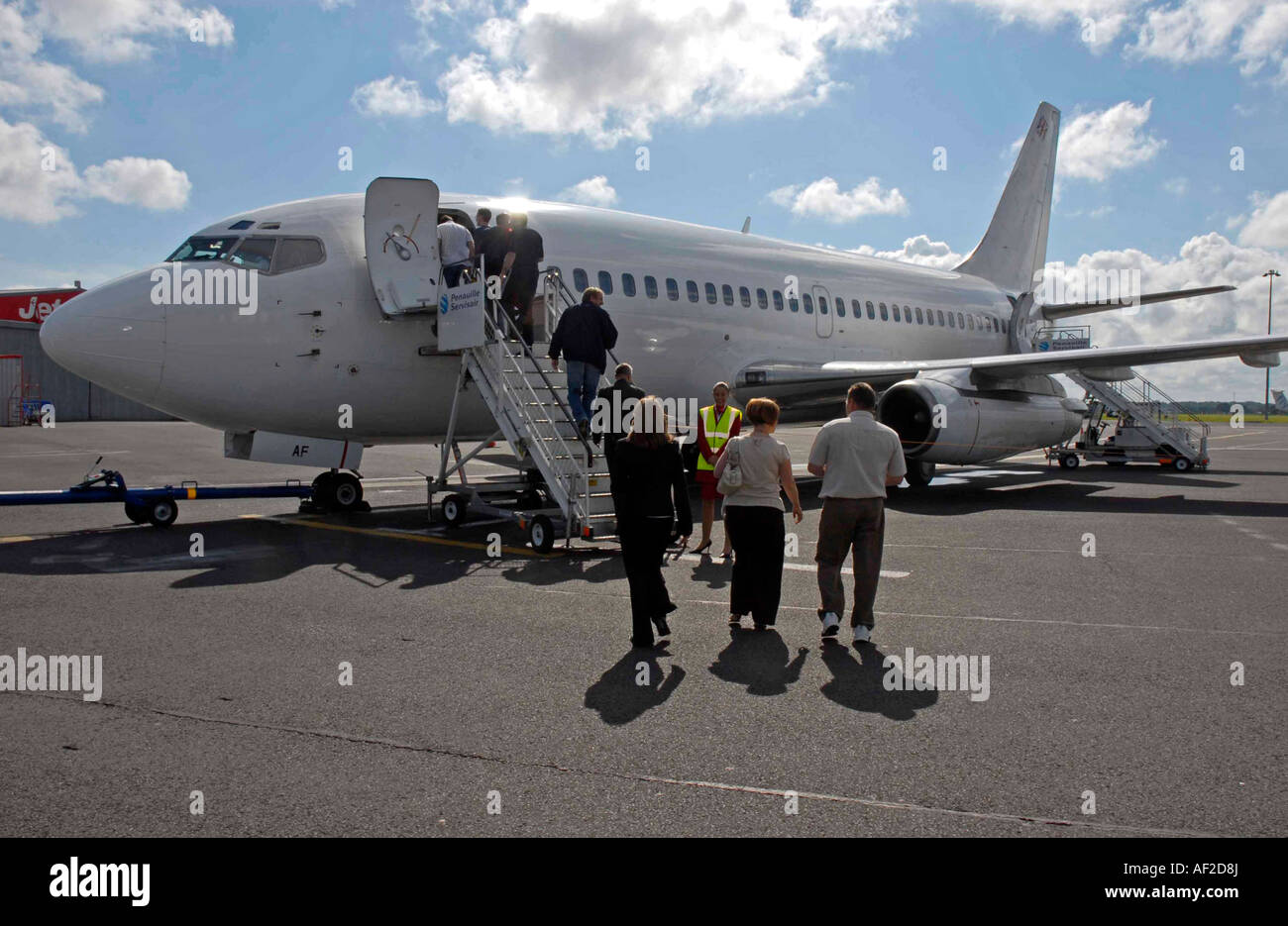 Avion sans marque générique avec des personnes à bord Banque D'Images