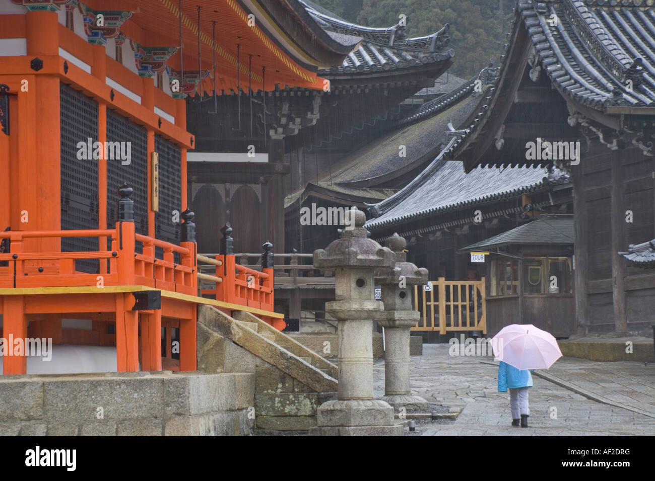 Girl with umbrella in Temple Kiyomizu dans la pluie (Patrimoine culturel mondial) Kyoto au Japon Banque D'Images